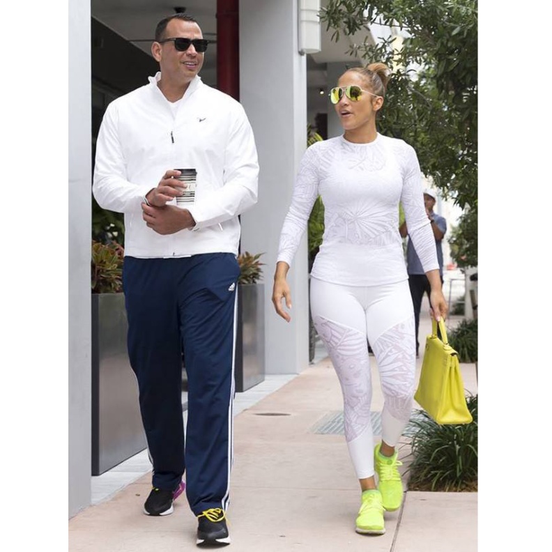 جينيفر لوبيز لا تتخلى عن أناقتها أبدا حيث شوهدت أثناء دخولها للنادي الرياضي مع صديقها اليكس