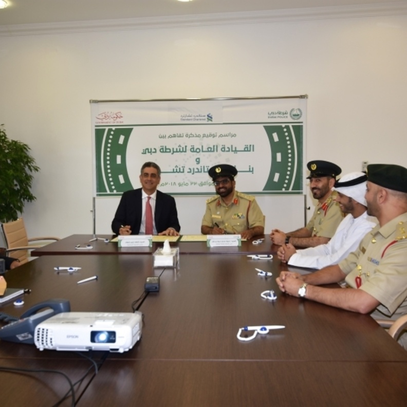 سيف بن عابد وشهزاد حميد خلال توقيع مذكرة التفاهم