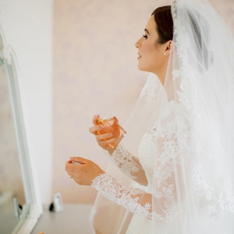 اختاري العطر الذي يتماشى مع رائحة جسمك و جربيه مباشرة على معصمك