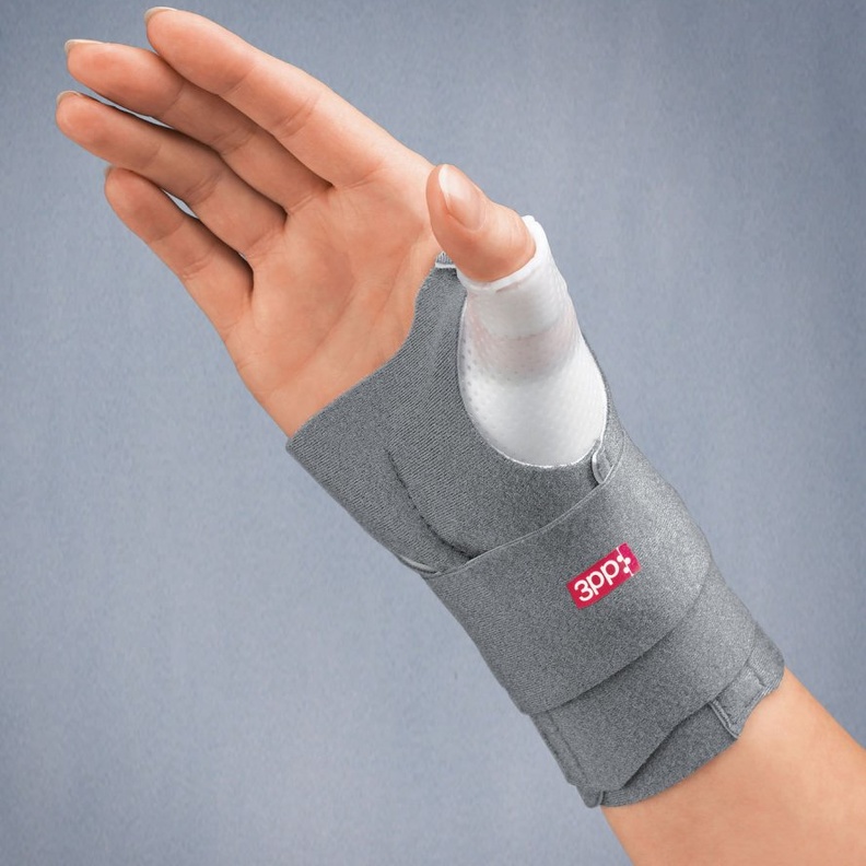 تثبيت الإبهام يخفف من الألم