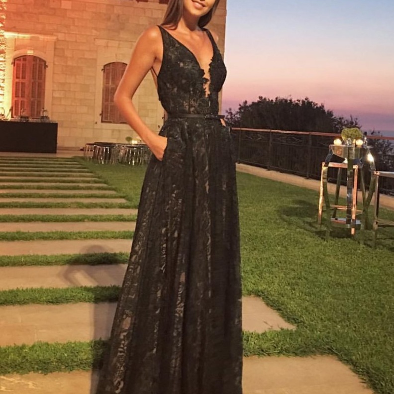 فستان سهرة فاخر باللون الاسود من اختيار فاليري ابو شقرا