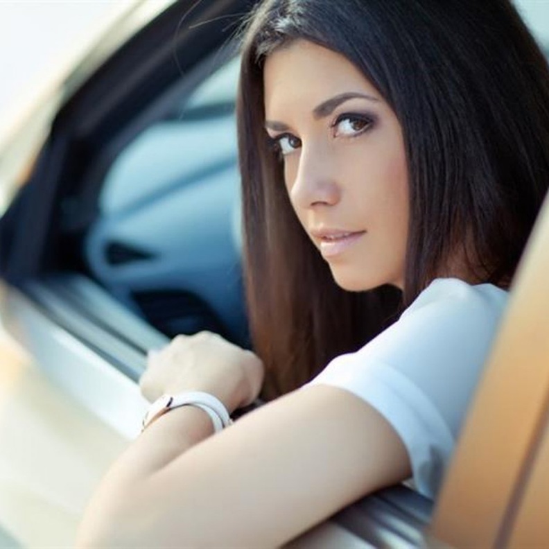  أربعة أشياء يجب على المرأة تدارك عدم تركها داخل السيارة