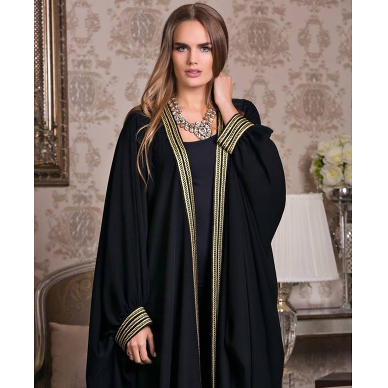 اكسسوارات اللون الذهبي مع العبايات السوداء بأسلوب زوري اشكناني