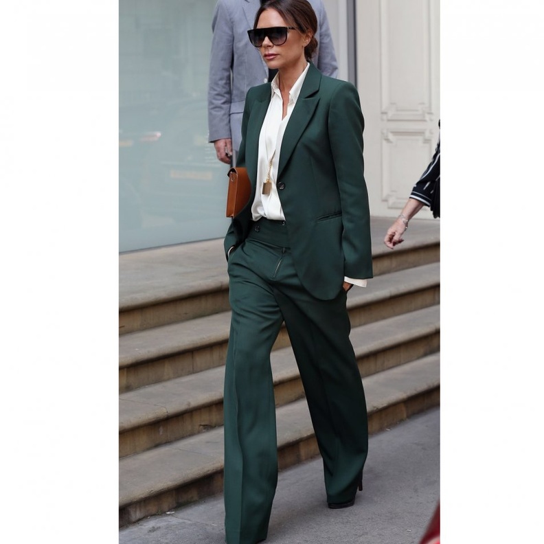 فيكتوريا ببدلة بيضاء وبسروال بقصة ضيقة