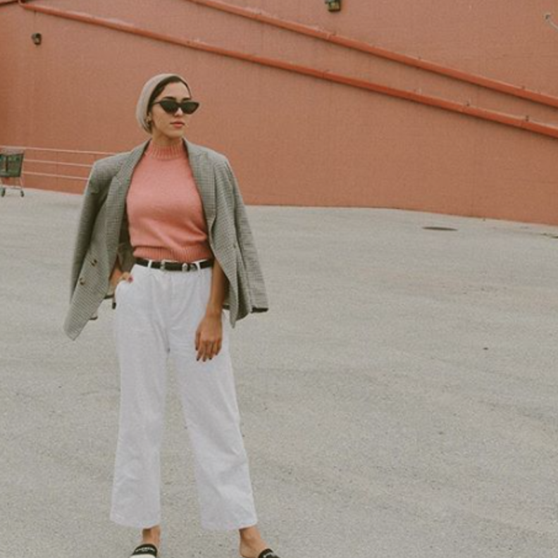 اختارت الكويتية مرمر بليزر عصري بقصّة عريضة مع سروال مخطط وصندل جذاب