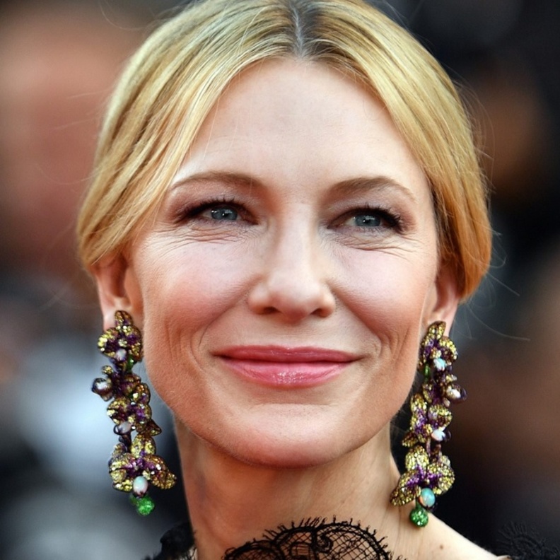 كيت بلانشيت رئيس لجنة التحكيم في مهرجان كان 2018 ترتدي أقراط شوبارد 