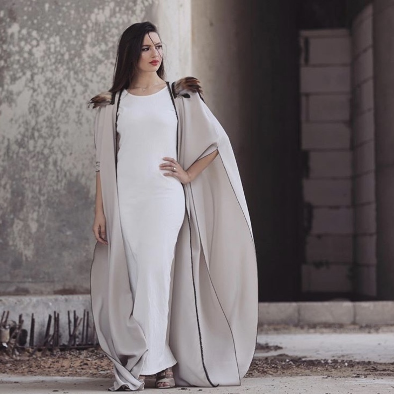 عباية تصميم بشت بتفاصيل الريش من Soha MT collection