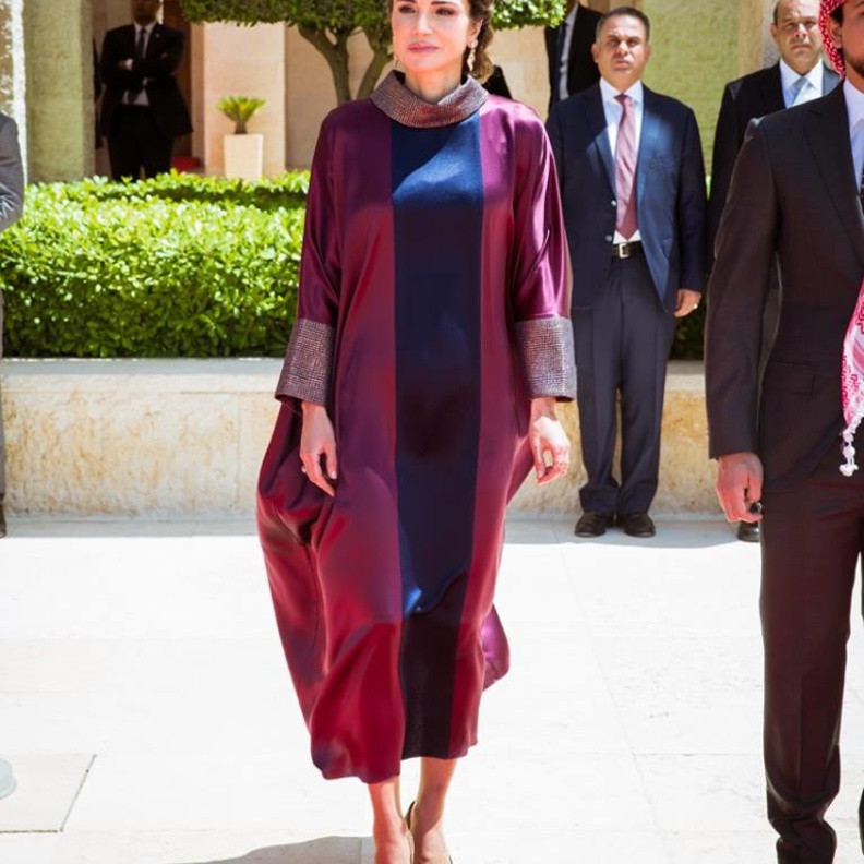 تبهرنا الملكة رانيا بإطلالاتها العصرية الانيقة وكذلك باللباس التقليدي