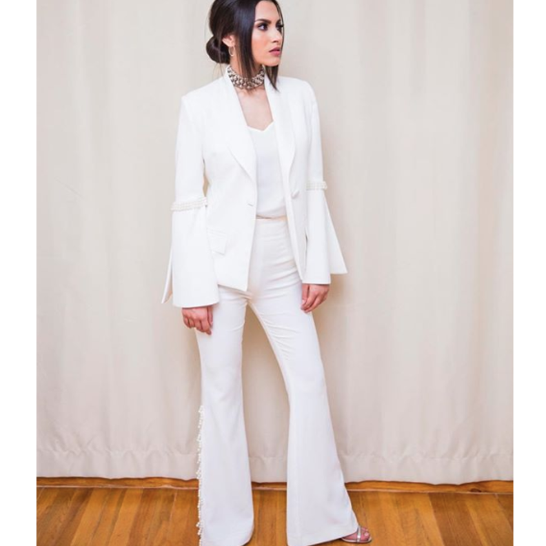 عارضة الأزياء داوتزن كروس في بدلة أنيقة باللون الأسود من توم فورد