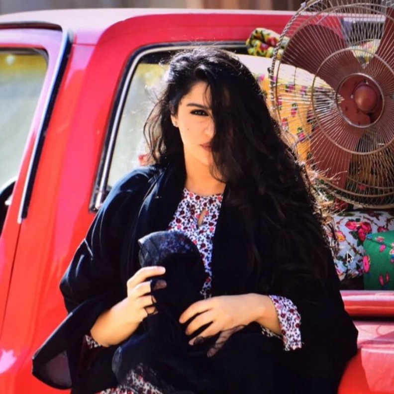 الشعر الاسود الطويل جمال الفتاة في السبعينات