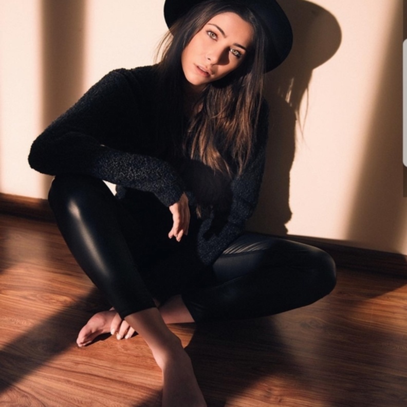 من إطلالاتها الكاجوال في مسلسل تانغو