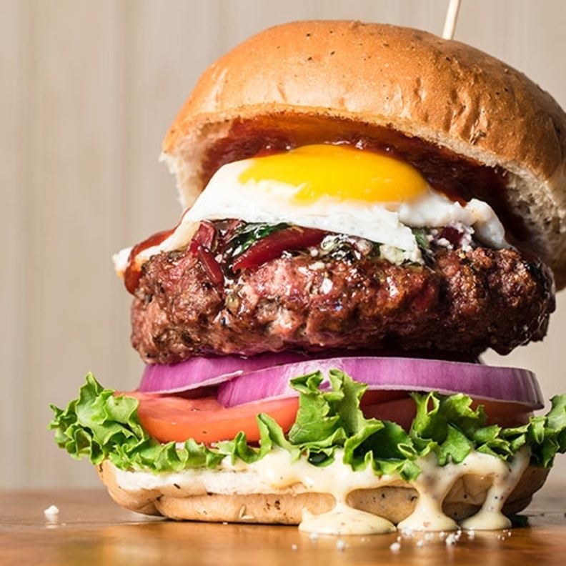 بمناسبة اليوم العالمي للهمبرجر .. إليكم أفضل 10 مطاعم عالمية