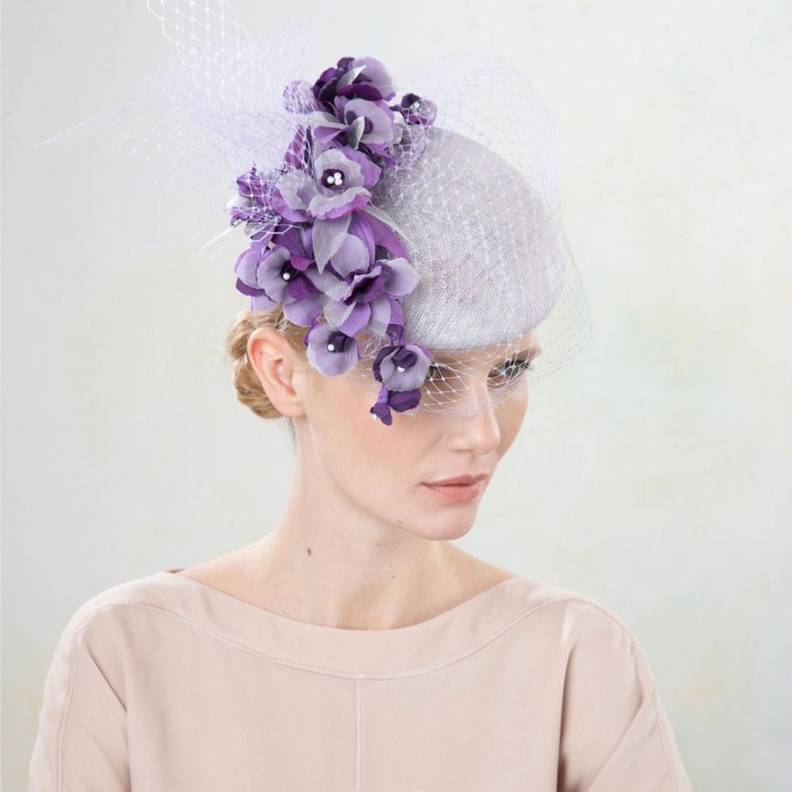 قبعة تزينها وردة