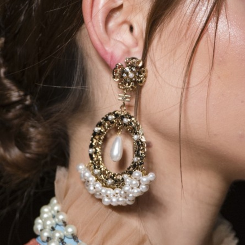 من أجمل الأكسسوارات من دار ايلي صعب