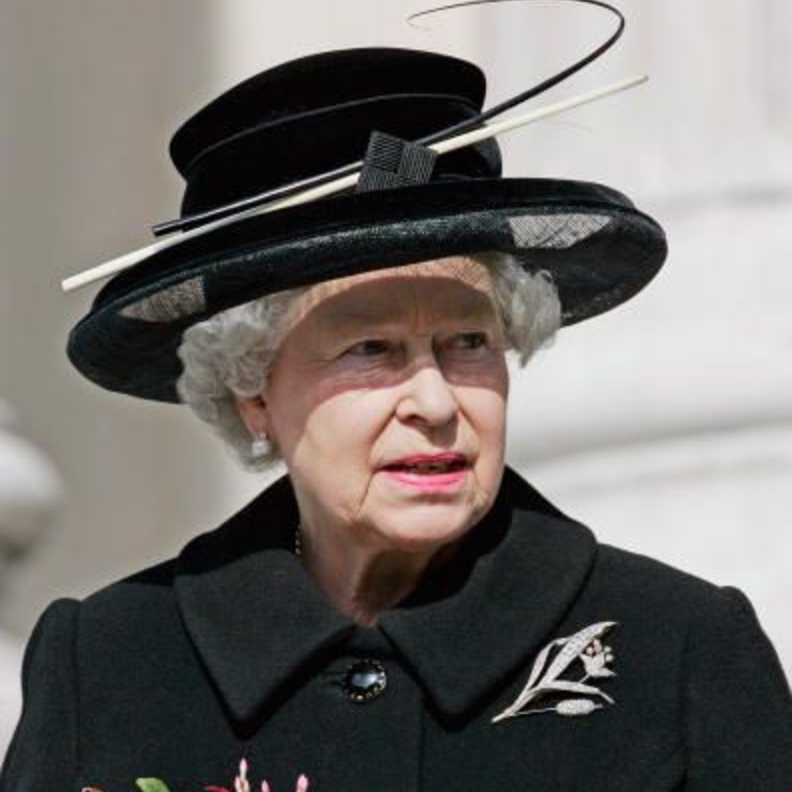 قبعة زرقاء من تصميم Herta Groves