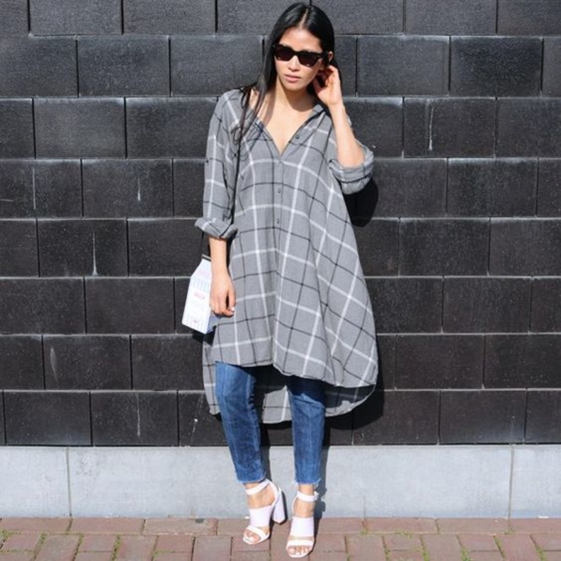 تليق القمصان الطويلة باطلالات المحجبات بأسلوب شبابي