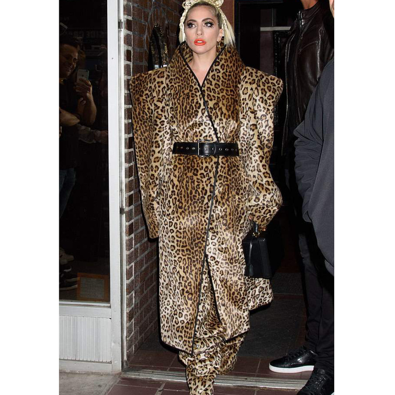 لفتت الليدي غاغا الانظار بفستان رمادي حمل توقيع فاندي Fendi