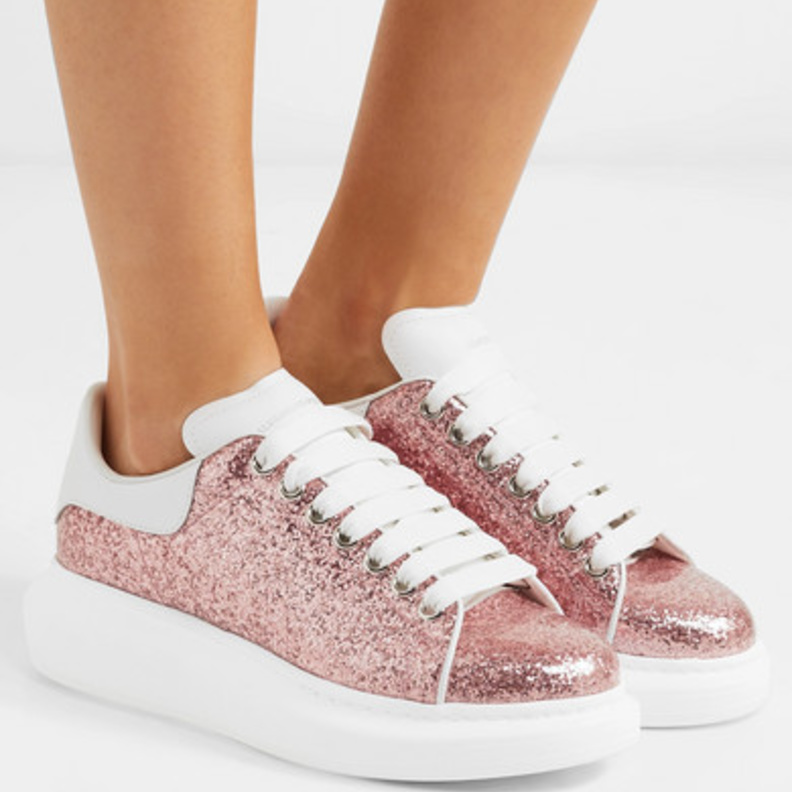 Miu Miu حذاء غليتر براق باللون الفضي من