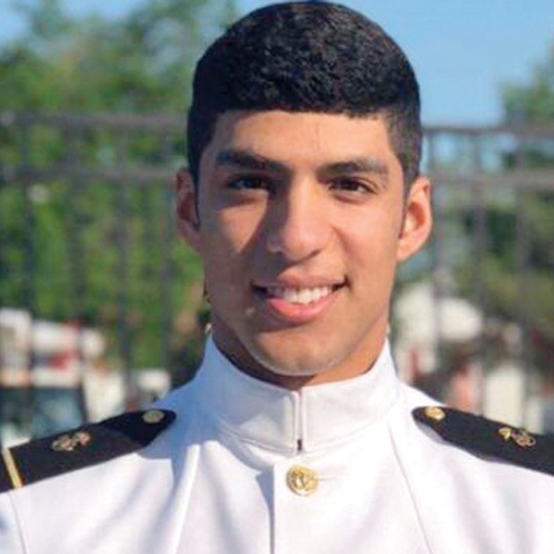 الطنيجي ابن الامارات خريج البحرية الامريكية فخور بتكريم ترامب