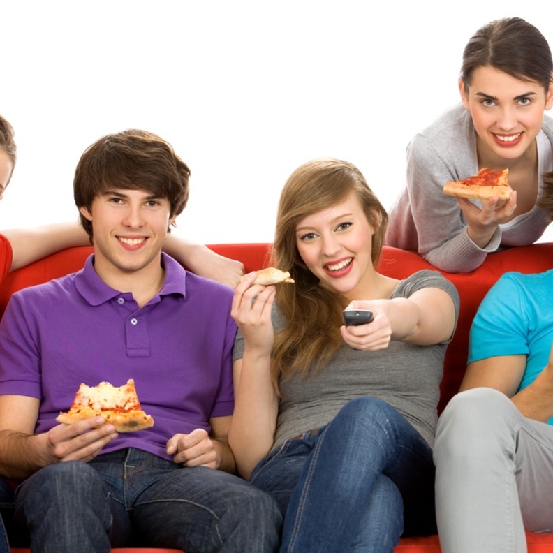 التلفاز يعزز العادات الغذائية السيئة للمراهقين