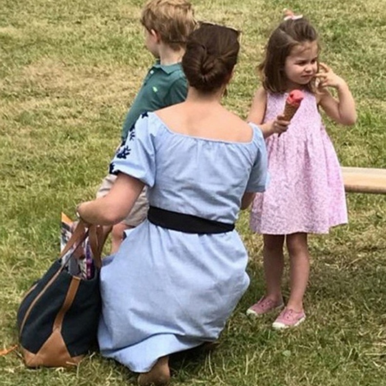 كيت ميدلتون وطفليها في نزهة عائلية في نورفك