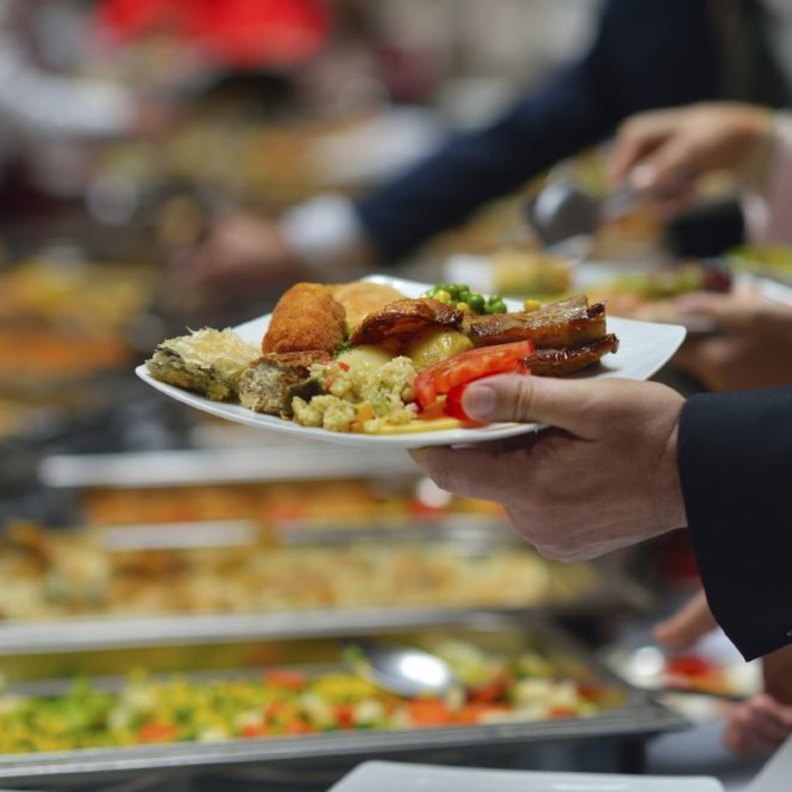  لا تضع في طبقك كمية مبالغ فيها من الأطعمة