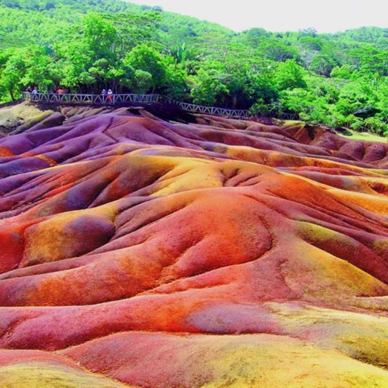 ارض السبعة الوان في الموريشيون من عجائب الطبيعة المبهرة