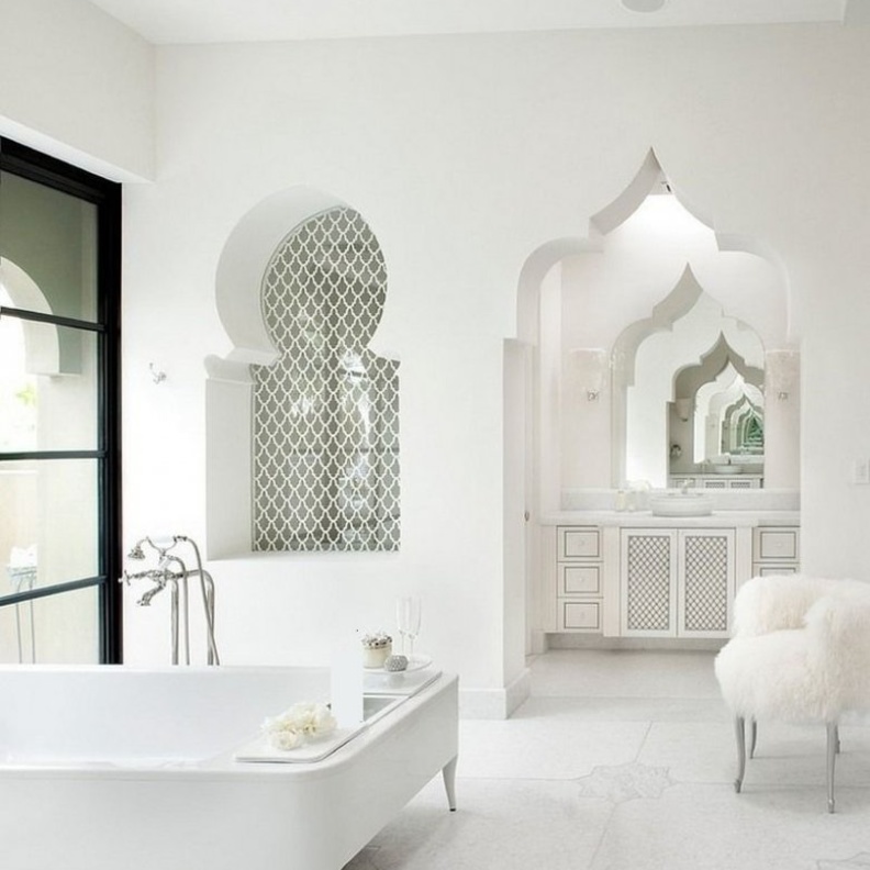 الخطوط العربية في تصاميم الخزائن والأرضية لديكور حمام شرقي بامتياز