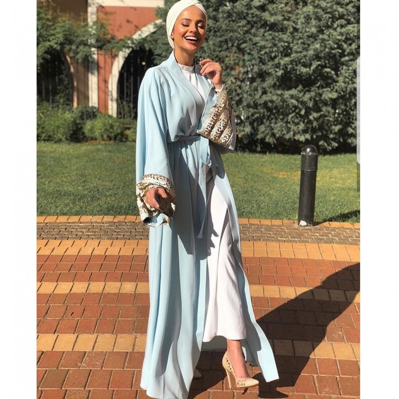 عباية سوداء راقية اعتمدتها فاطمة حسام