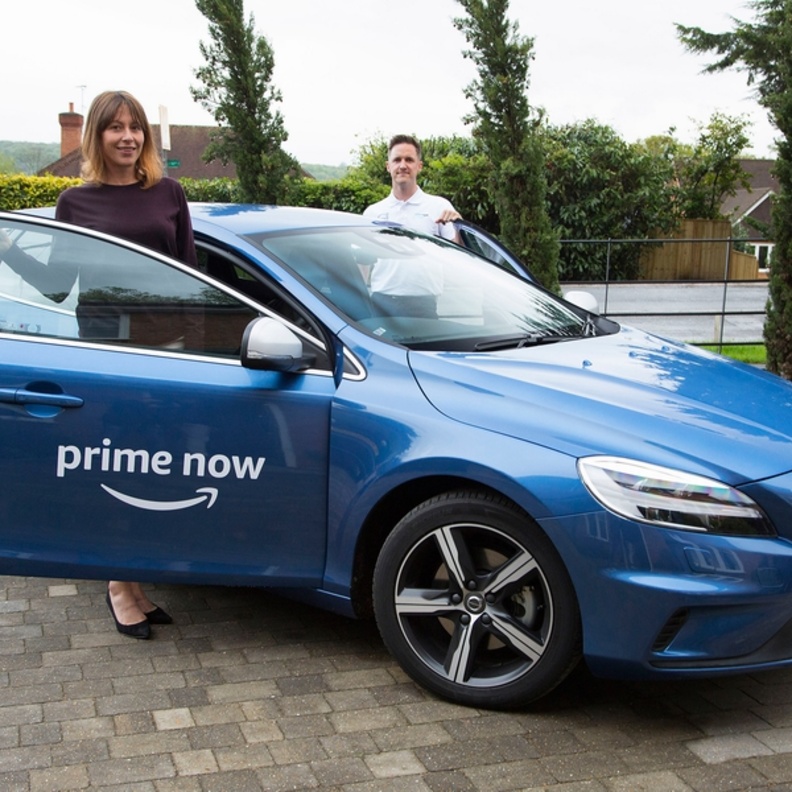 فولفو تتعاون مع أمازون للسماح بالمشترين المحتملين بتجربة قيادة سيارة V40