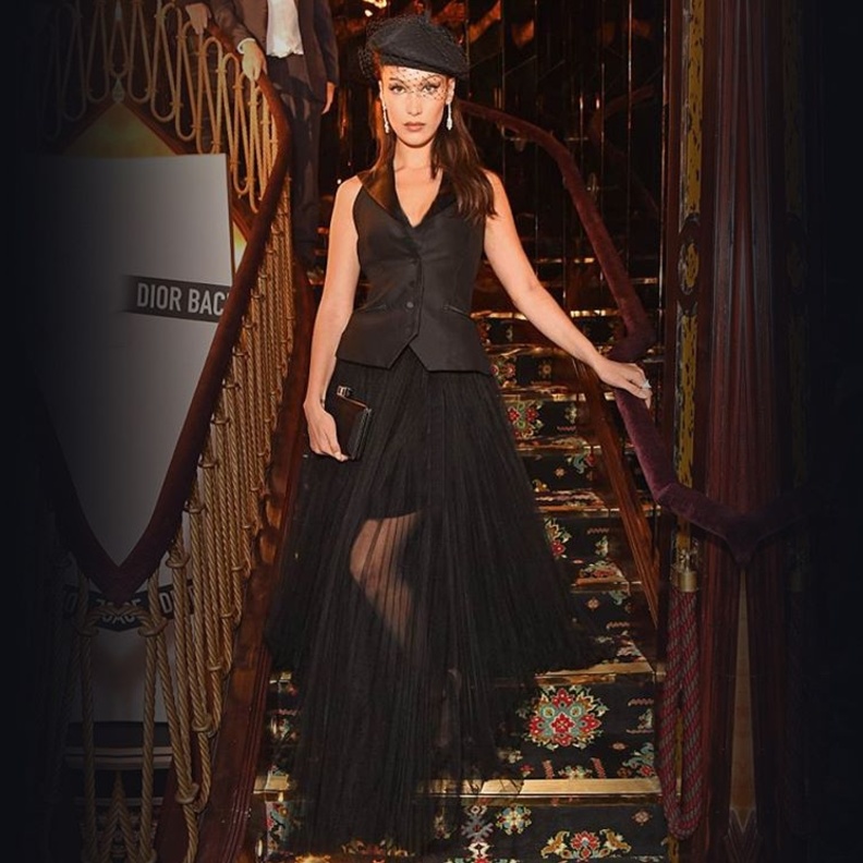 نسّقت غاغا هذه الاطلالة مع حذاء مفتوح بكعب عال من مجموعة فيفيان ويستوود