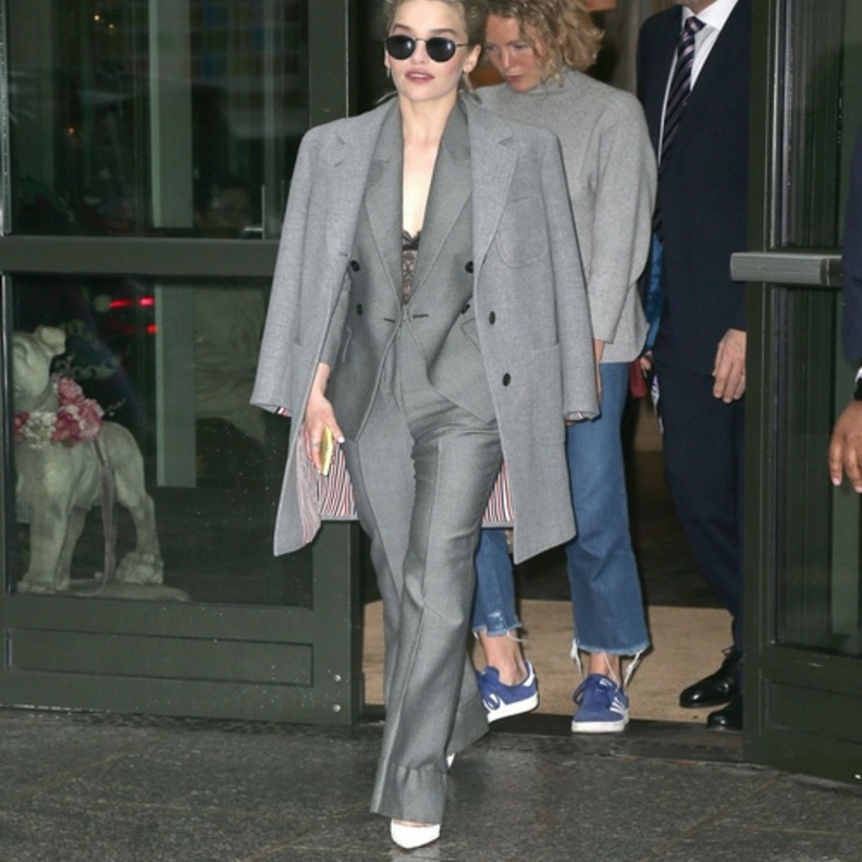 تنسيق ناعم باللون الأسود اعتمدته ايمليا كلارك