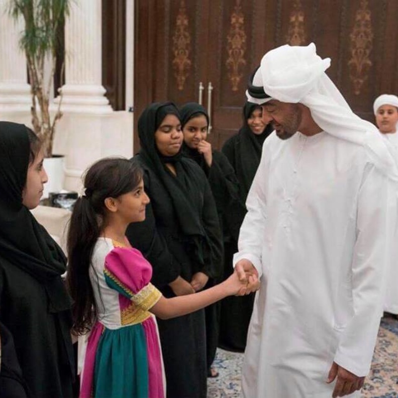 محمد بن زايد يستقبل أيتام الهلال الأحمر