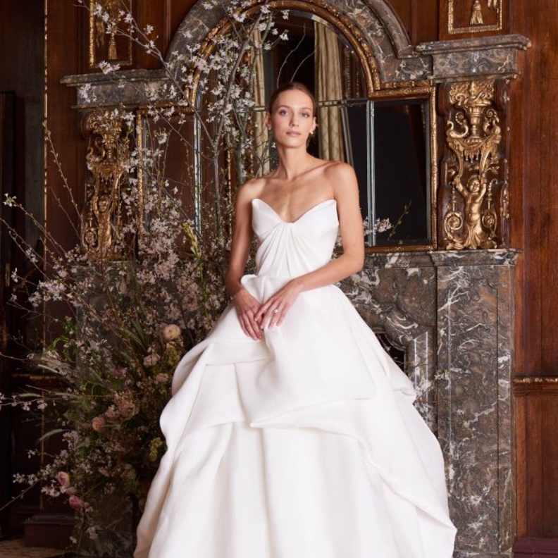 فستان زفاف ناعم و انيق خال من التطريزات و النقشات من مجموعة ايلي صعب لربيع 2019