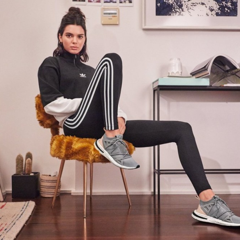  اطلالة رياضيّة أنيقة ومواكبة للموضة بأسلوب كيندل جينر.