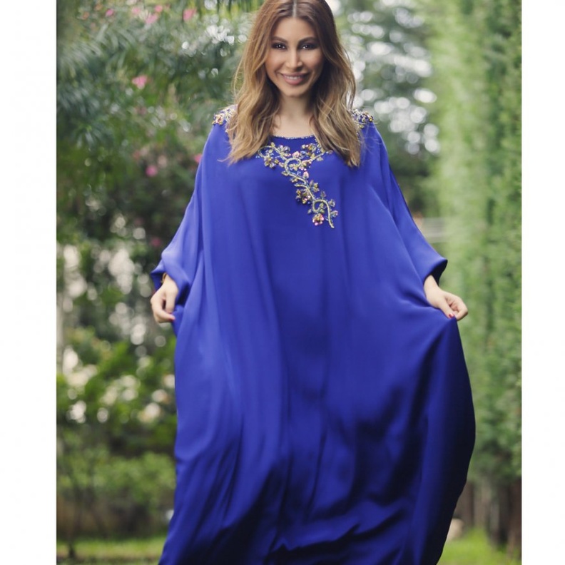 موضة القفطان النيلي الواسع بأسلوب يارا