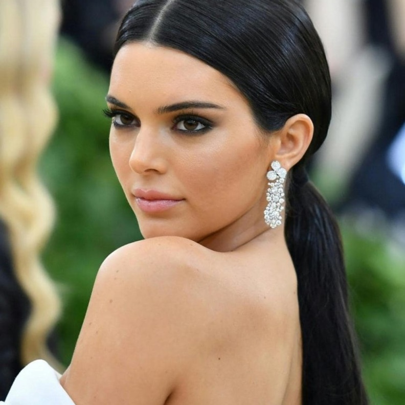 كيندال جينير في حفل المت غالا ترتدي أقراط الماس من تيفاني Tiffany