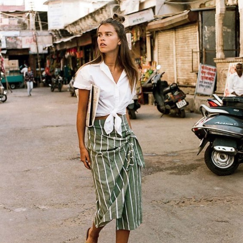 اطلالة صيفيّة ناعمة وجذابة بحذاء وحقيبة من القش.