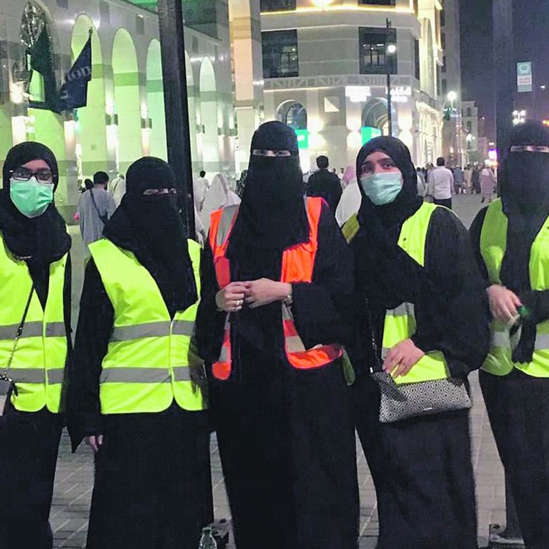 متطوعات يقدمن خدماتهن لزوار المدينة المنورة