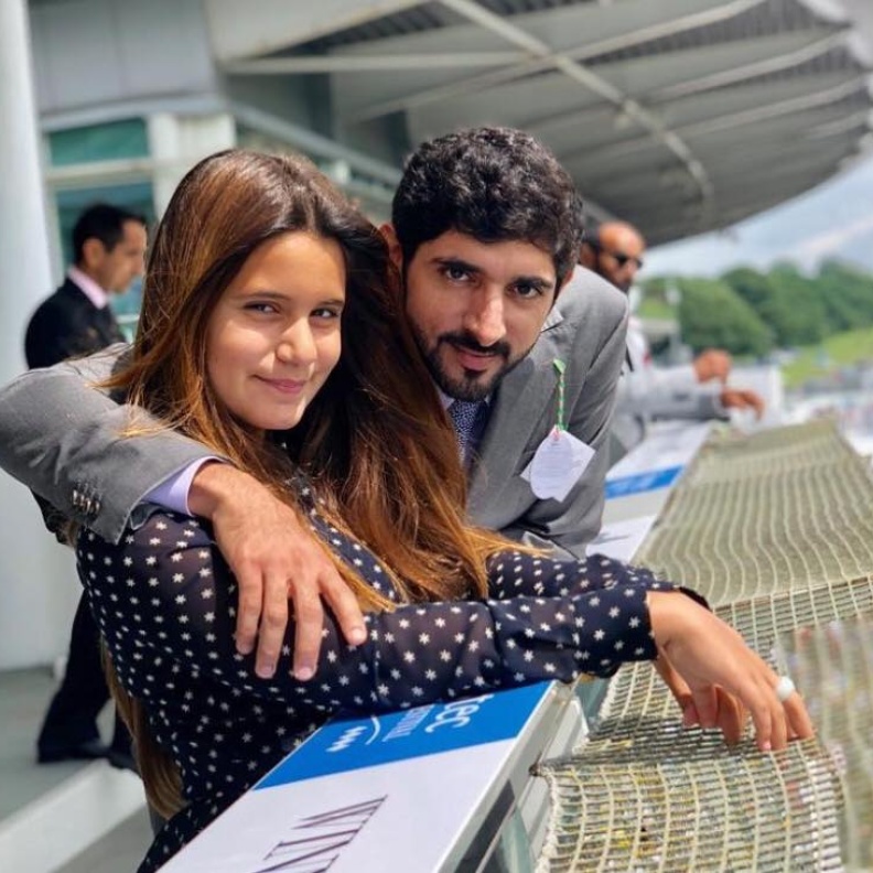 فزاع مع شقيقته الجليلة خلال تواجدهما في سباق الاوكس في لندن