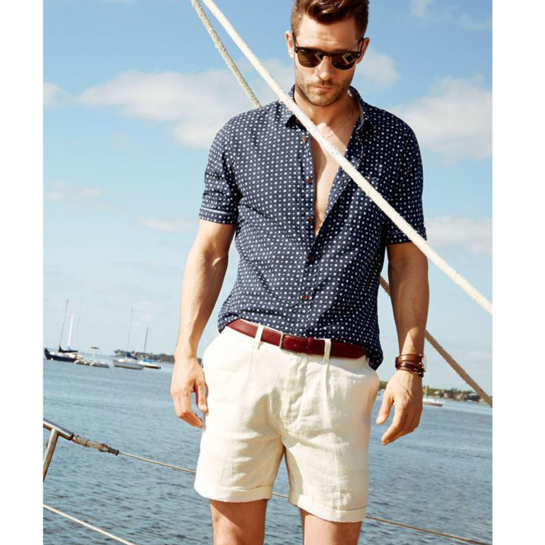  لوك راقي بألوان كلاسيكية بالقميص الأبيض والشورت البيج.