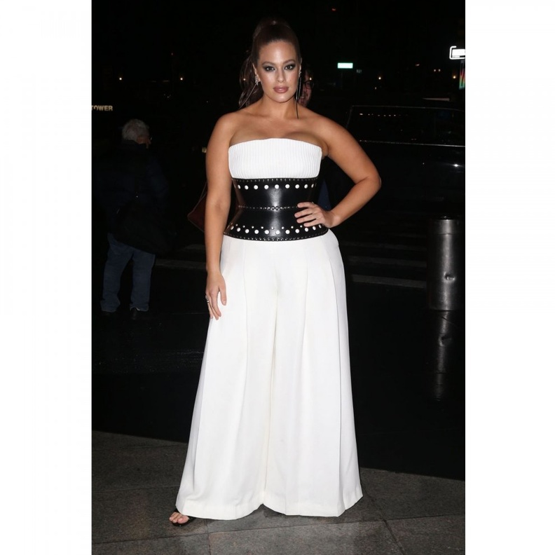  تنسق آشلي غراهام التنانير الميدي بأسلوب أنيق يناسب قوامها الممتلئ