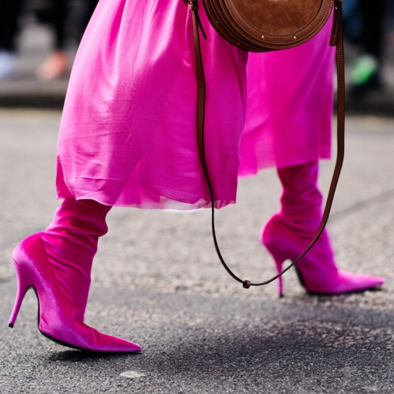 موضة اللون الأبيض من خلال الحذاء والبنطلون