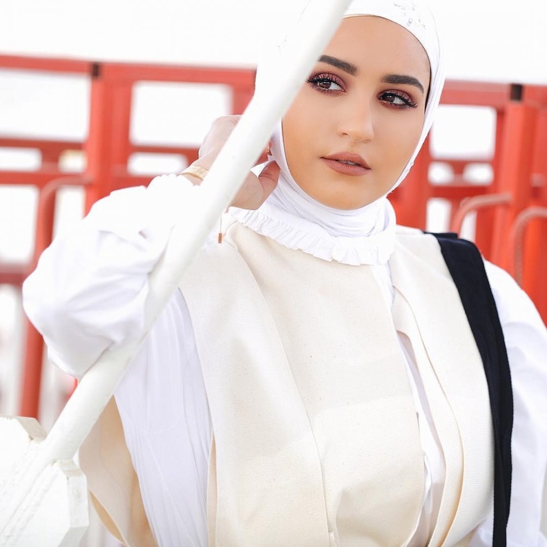 مكياج محجبات ‏ملوّن وجريء بخطى دلال الدوب