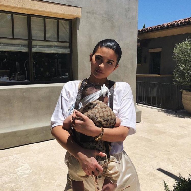 لقطة ظريفة لكيلي جينر مع ابنتها ستورمي خلال احتفالها بعيد ميلاد نورث