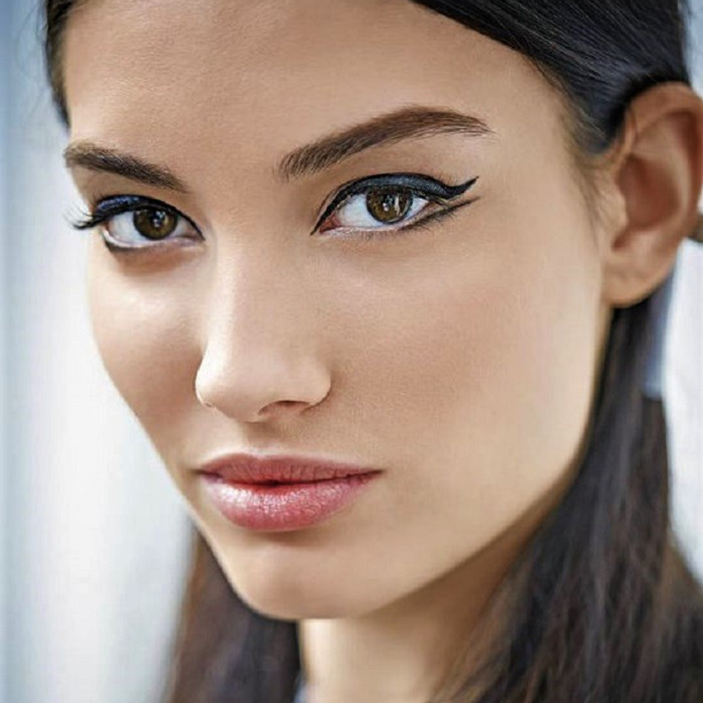 تسمى الرسمة بعيون الباندا لأنها على كلا الجفنين