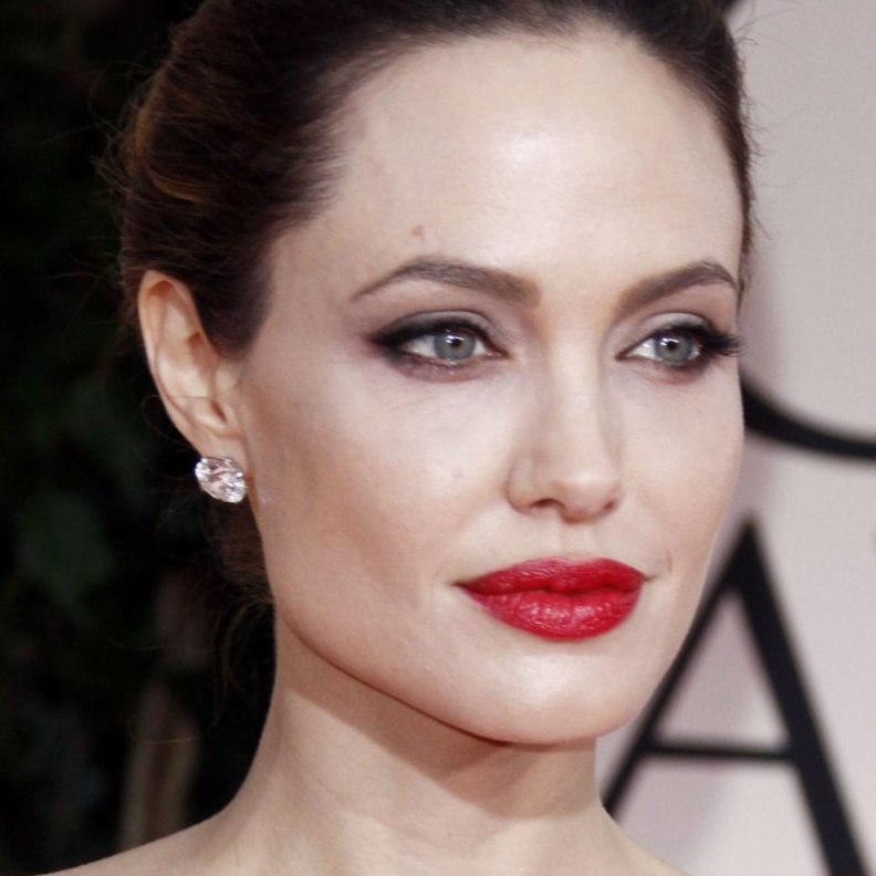مكياج قوي مع أحمر الشفاه من أنجلينا جولي