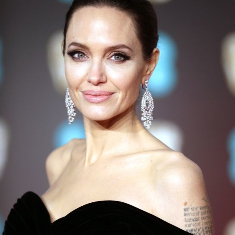 أنجلينا جولي ترتدي أقراط من Robert Procop