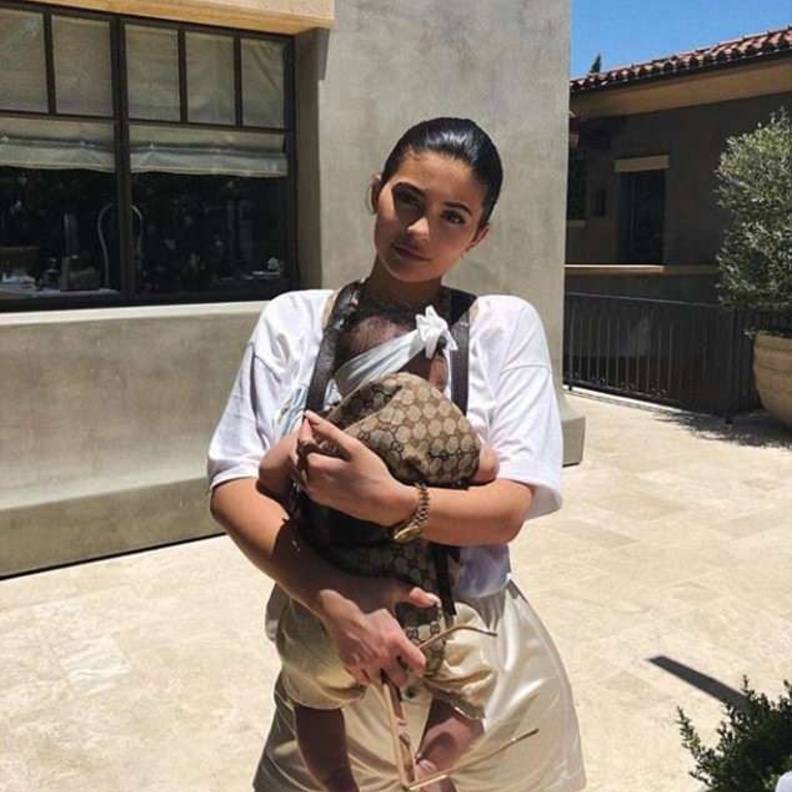 كايلي جينير تعتمد على حمّالة الأطفال من غوتشي Gucci