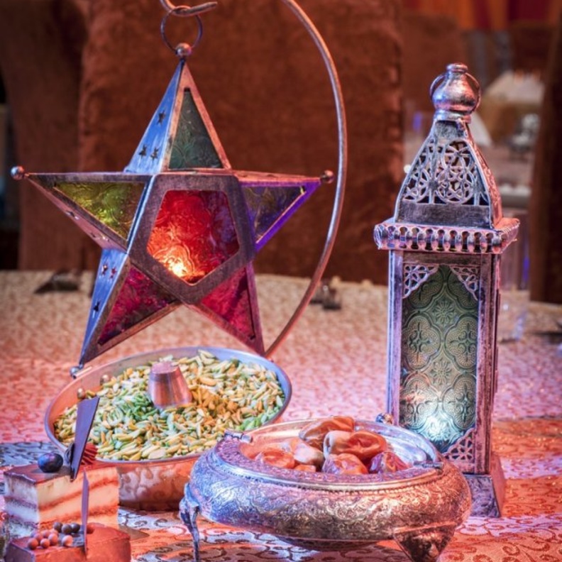 اكسسوارات باللون الذهبي لموائد رمضان بلمسة شرقية